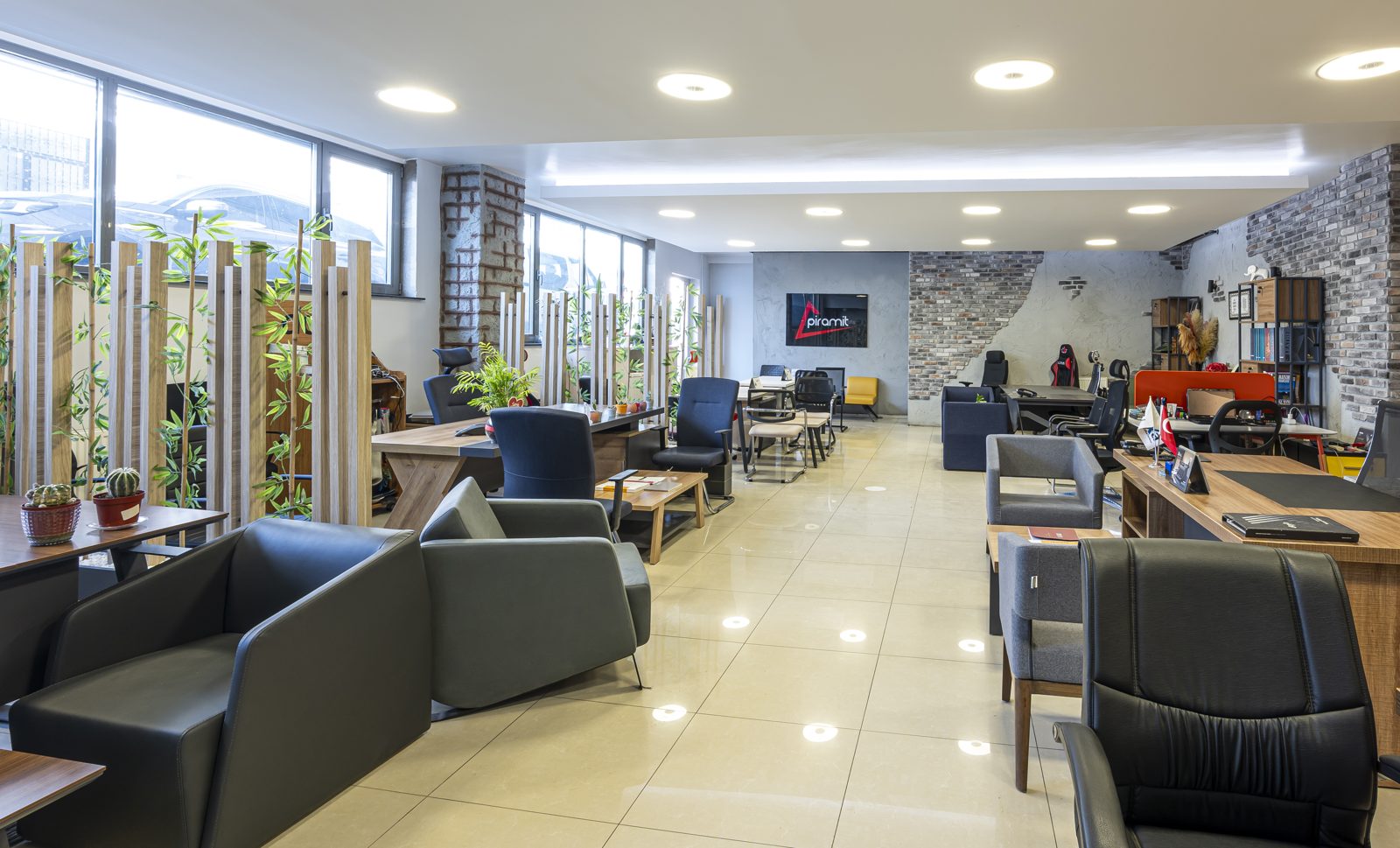 Piramit Ofis showroom iç mekânı genel görünüm