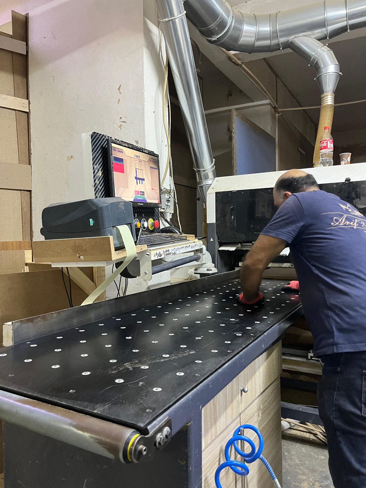 CNC delik makinesinde panel işleyen üretim ustası